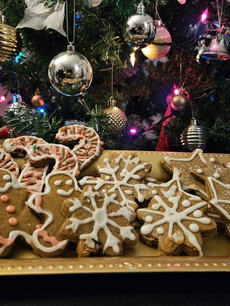Vegan Gingerbread Cookies Under the Christmas Tree